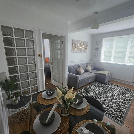 St Albans City Stays - Near Luton Airport - St Albans Abbey & City Train Station - Close To London- Harry Potter World - The Odyssey Cinema - Abbey Cathedral- Contractors I Business I Leisure- Sleeps Upto 6 People المظهر الخارجي الصورة