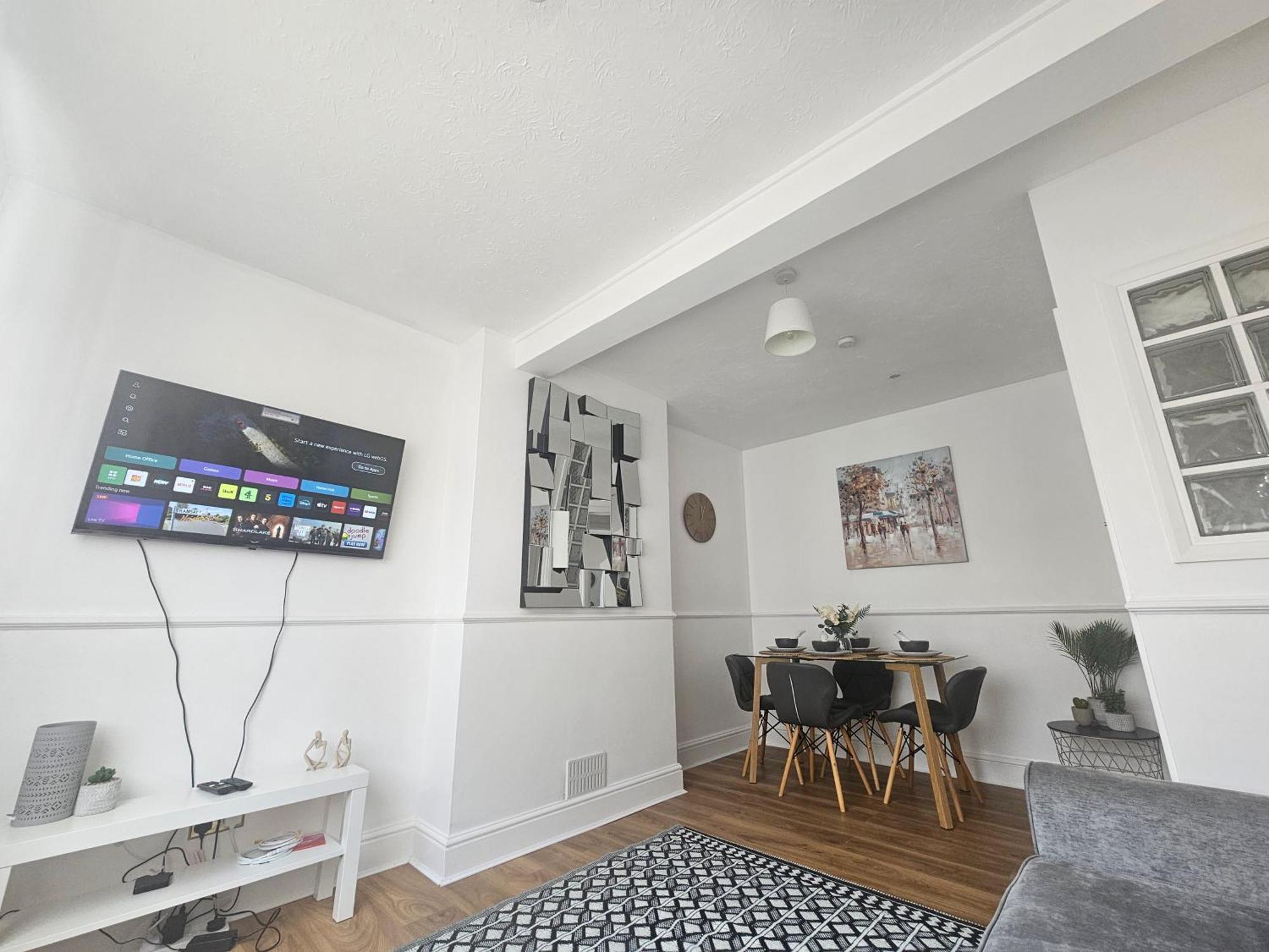 St Albans City Stays - Near Luton Airport - St Albans Abbey & City Train Station - Close To London- Harry Potter World - The Odyssey Cinema - Abbey Cathedral- Contractors I Business I Leisure- Sleeps Upto 6 People المظهر الخارجي الصورة