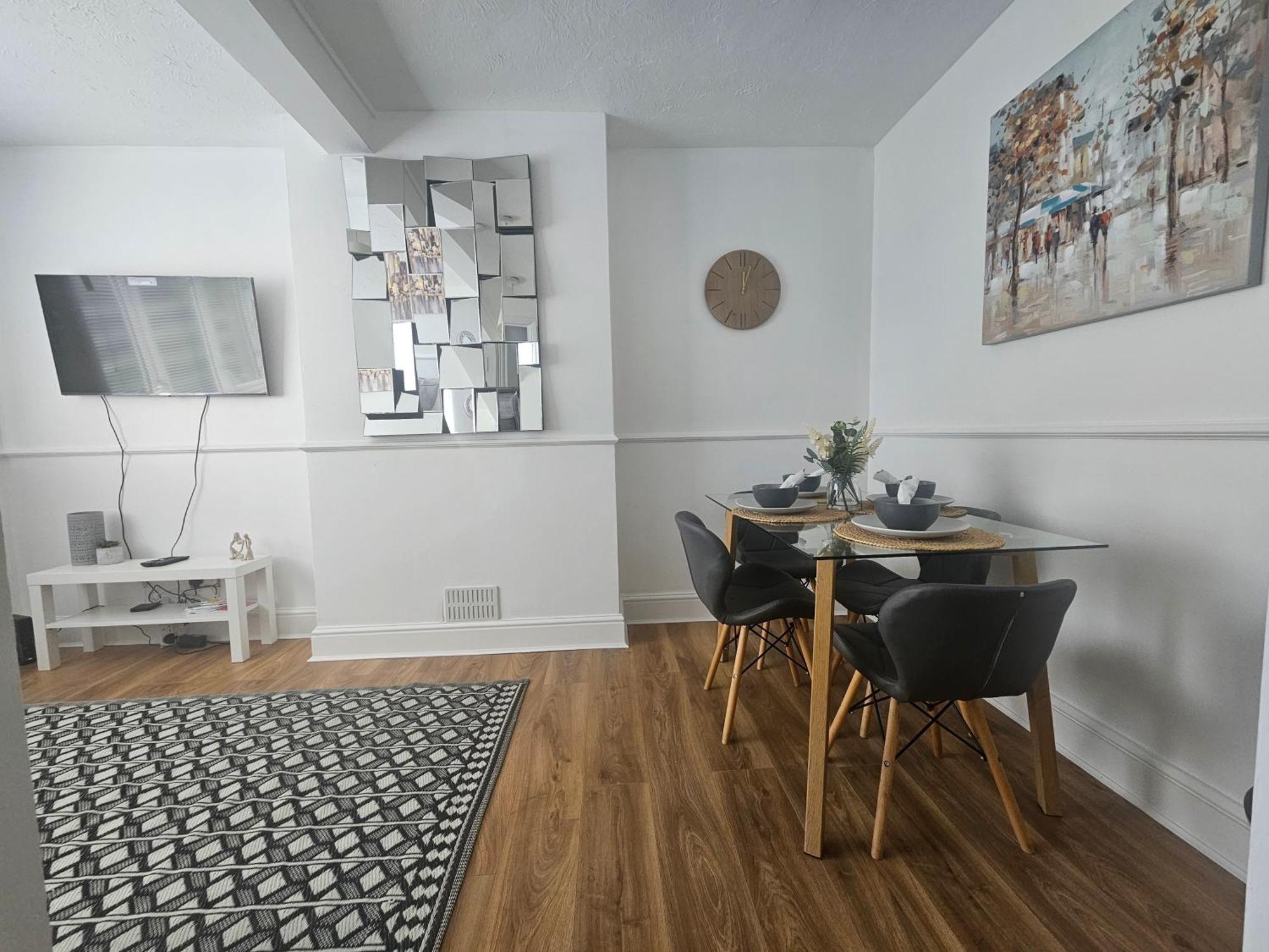 St Albans City Stays - Near Luton Airport - St Albans Abbey & City Train Station - Close To London- Harry Potter World - The Odyssey Cinema - Abbey Cathedral- Contractors I Business I Leisure- Sleeps Upto 6 People المظهر الخارجي الصورة