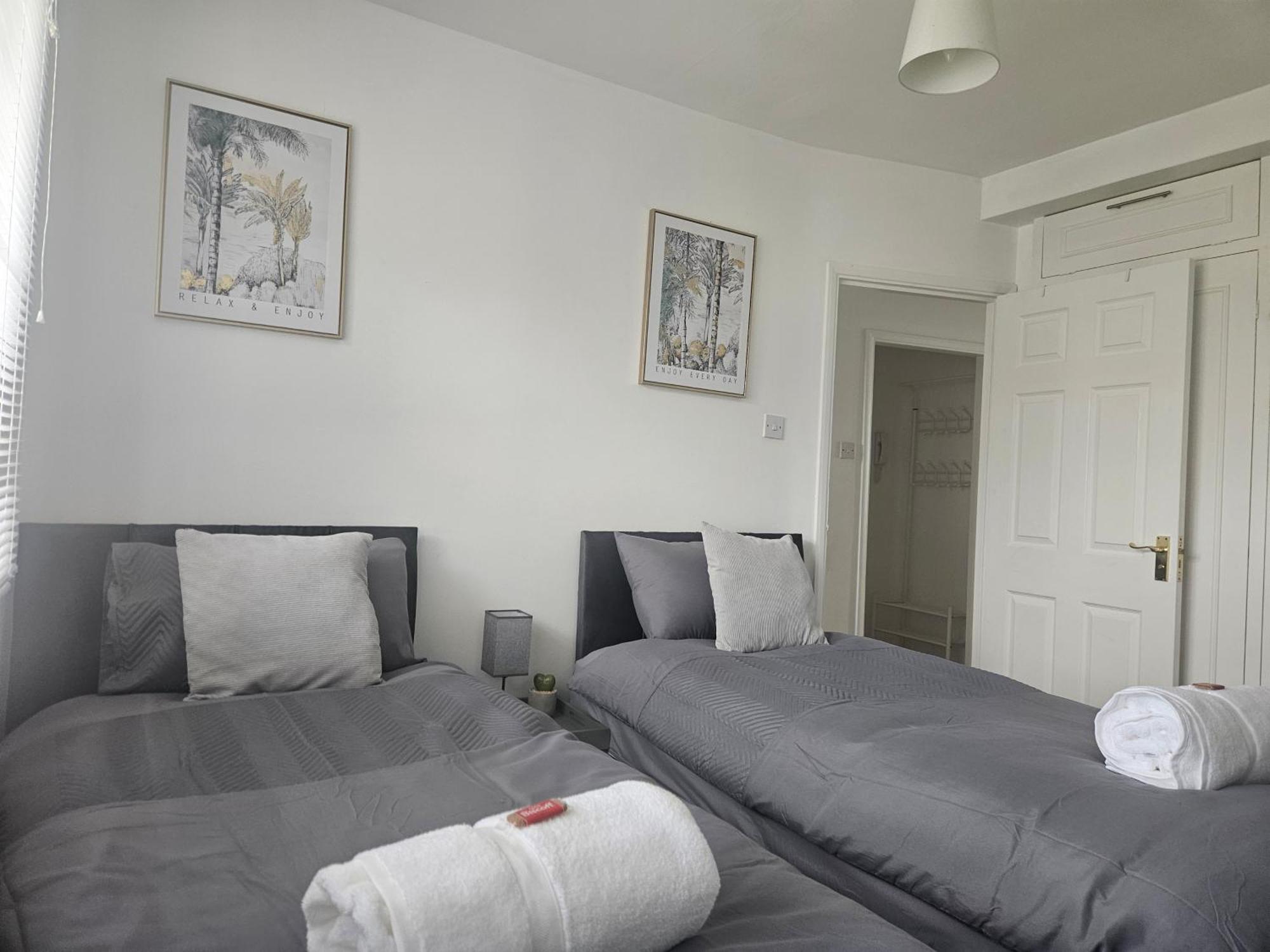St Albans City Stays - Near Luton Airport - St Albans Abbey & City Train Station - Close To London- Harry Potter World - The Odyssey Cinema - Abbey Cathedral- Contractors I Business I Leisure- Sleeps Upto 6 People المظهر الخارجي الصورة